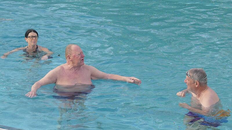 Morgens war es noch k&uuml;hl am 1. Mai - kein Problem f&uuml;r die ersten Badeg&auml;ste in Herzogenaurach.