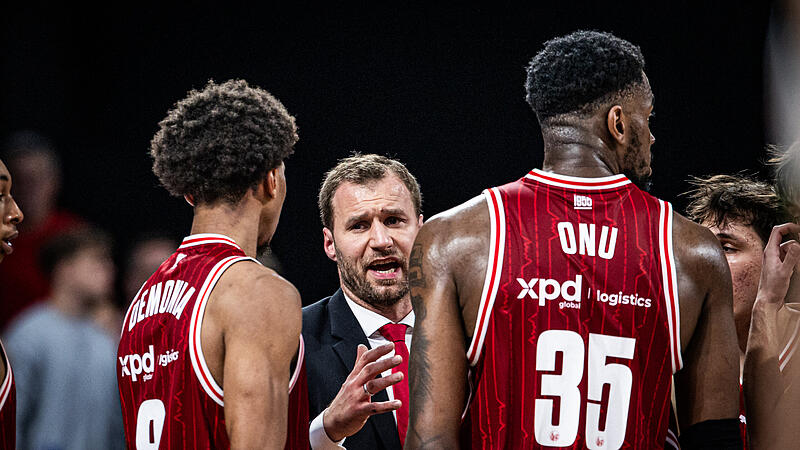 Konnte mit der Leistung all seiner Akteure nicht zufrieden sein: Headcoach Anton Gavel im Gespr&auml;ch mit Demarcus Demonia (links) und EJ Onu.