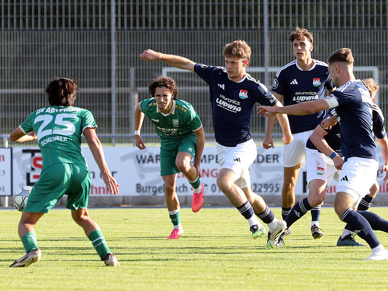 Die halbe Miete zum Klassenerhalt haben die Burgebracher um Robin B&auml;tz (Mitte), Philipp H&ouml;rnes (rechts) und Andreas Pfahlmann (hinten) bereits im Sack.