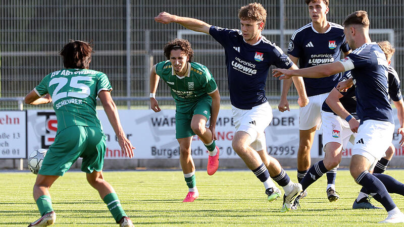 Die halbe Miete zum Klassenerhalt haben die Burgebracher um Robin B&auml;tz (Mitte), Philipp H&ouml;rnes (rechts) und Andreas Pfahlmann (hinten) bereits im Sack.