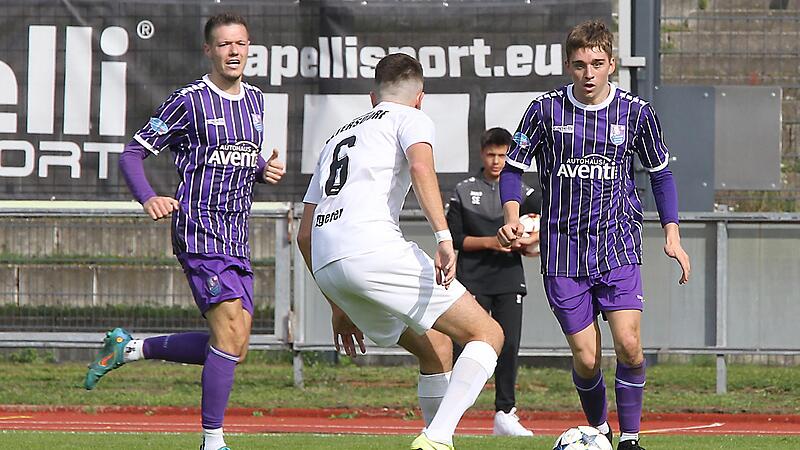 Bei seiner Auswechslung nach 72 Minuten wurde Philipp Hack (r.) mit Sonderapplaus bedacht: Nach f&uuml;nf Spielen ohne Treffer schn&uuml;rte der FCE-Offensivmann im Bayernliga-Topspiel gegen den SC Eltersdorf einen Doppelpack zum 2:0-Sieg.