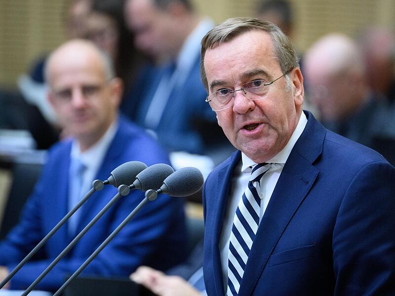 Wehrpflicht per Tombola, das war allen Ernstes der Vorschlag. Verteidigungsminister Boris Pistorius stoppte den Lotterie-Kompromiss schließlich, er will den gesamten Jahrgang zumindest mustern können.