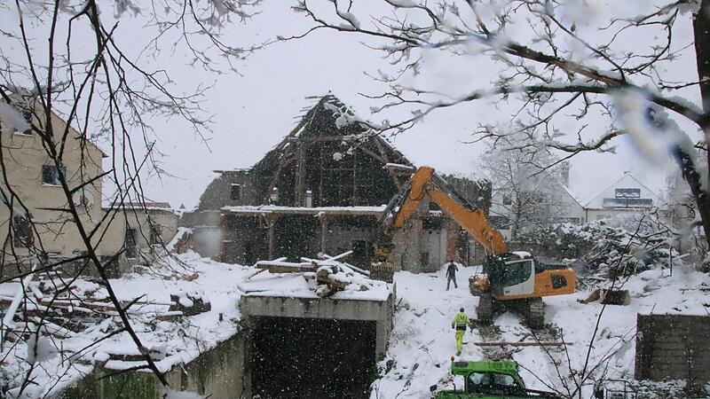 Das Bild zeigt den Beginn der Abbrucharbeiten auf dem Gel&auml;nde der ehemaligen Gastst&auml;tte &bdquo;Zum schwarzen B&auml;ren&ldquo; in Bad Staffelstein. Am 18. Januar ist dabei ein angrenzendes Wohnhaus besch&auml;digt worden.