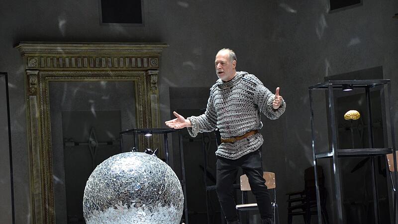 Siegfried kommt vom Brünnhilden-Stein zurück in die Halle Gibichungen und hat in der Inszenierung von Müller-Ellmau statt seines Schwerts Notung eine Pistole im Halfter. Siegfried kommt vom Brünnhilden-Stein zurück in die Halle Gibichungen und hat in der Inszenierung von Müller-Ellmau statt seines Schwerts Notung eine Pistole im Halfter.