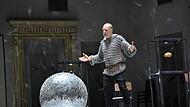 Siegfried kommt vom Br&uuml;nnhilden-Stein zur&uuml;ck in die Halle Gibichungen und hat in der Inszenierung von M&uuml;ller-Ellmau statt seines Schwerts Notung eine Pistole im Halfter.