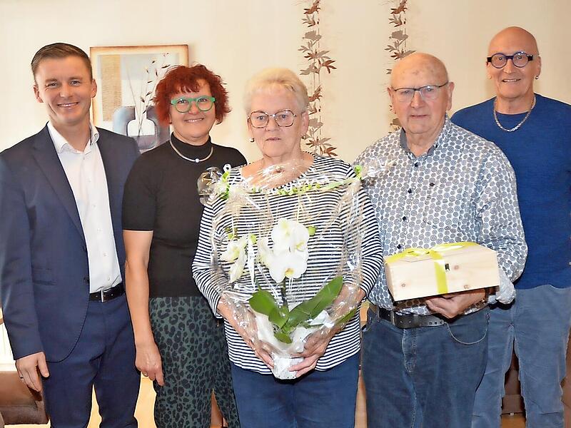 Gratulation zur Diamanthochzeit (v. l.): Bürgermeister Stefan Heinlein, Lucia Wicklein (Schwiegertochter), das Jubelpaar Hildegard und Reinhold Wicklein sowie Sohn Udo Wicklein. Gratulation zur Diamanthochzeit (v. l.): Bürgermeister Stefan Heinlein, Lucia Wicklein (Schwiegertochter), das Jubelpaar Hildegard und Reinhold Wicklein sowie Sohn Udo Wicklein.