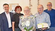 Gratulation zur Diamanthochzeit (v. l.): Bürgermeister Stefan Heinlein, Lucia Wicklein (Schwiegertochter), das Jubelpaar Hildegard und Reinhold Wicklein sowie Sohn Udo Wicklein.