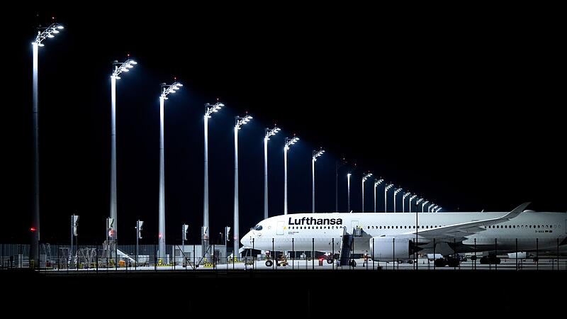 Ein Flugzeug der Lufthansa steht am Flughafen München Ein Flugzeug der Lufthansa steht am Flughafen München