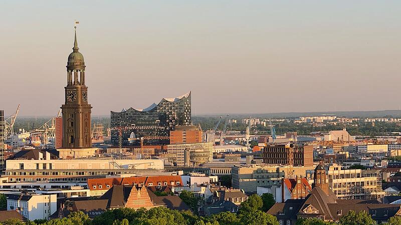 Blick vom Flakbunker St. Pauli auf Michel und Elbphilharmonie