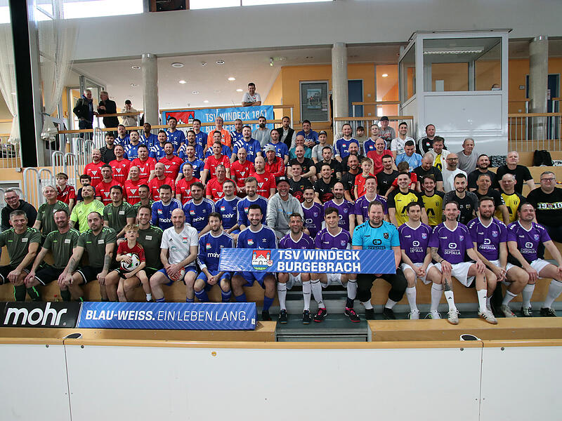 Vor dem Turnier stellten sich alle Spieler und Trainer für ein Erinnerungsfoto auf.Allstarsturnier in Burgebrach 2026 Vor dem Turnier stellten sich alle Spieler und Trainer für ein Erinnerungsfoto auf.