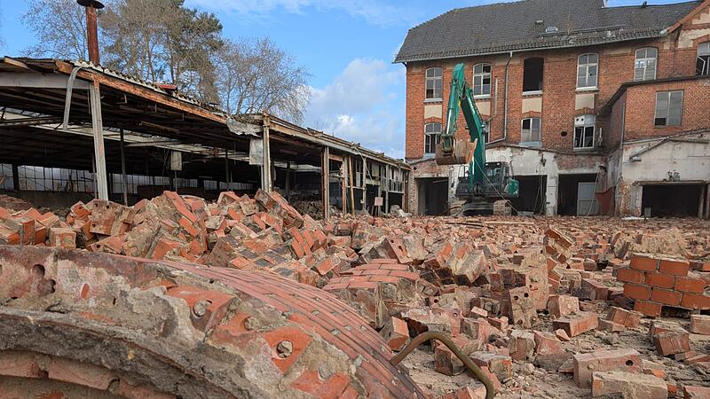 Burggrub: Abriss der Porzellanfabrik Eversberg geht voranBurggrub: Schlot der Eversberger Porzellanfabrik f&auml;llt