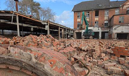 Burggrub: Abriss der Porzellanfabrik Eversberg geht voranBurggrub: Schlot der Eversberger Porzellanfabrik f&auml;llt