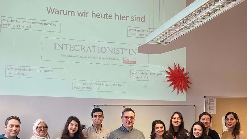 Redaktionsvolont&auml;r Karsten Babucke und KLARTEXT!-Redakteurin Ann-Kathrin Th&ouml;nnes  (Mitte) zu Besuch im B2-Deutschkurs der Euro-Schulen Bamberg