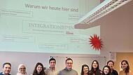 Redaktionsvolontär Karsten Babucke und KLARTEXT!-Redakteurin Ann-Kathrin Thönnes  (Mitte) zu Besuch im B2-Deutschkurs der Euro-Schulen Bamberg