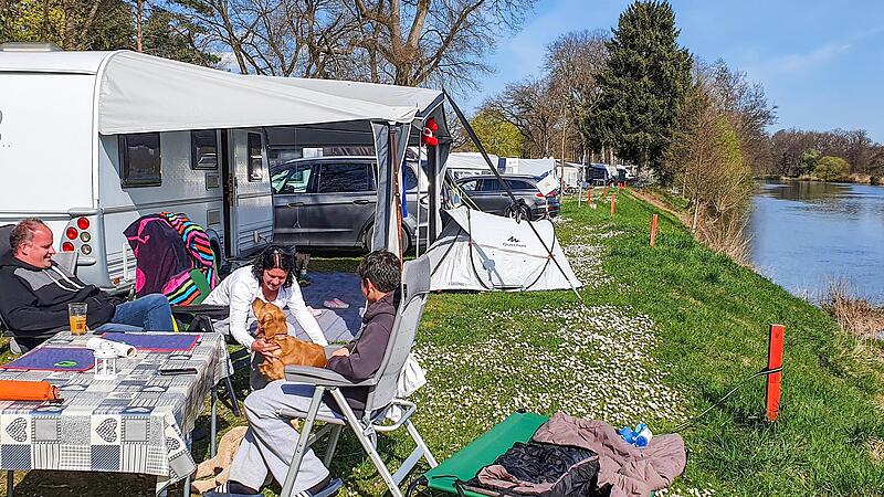 Familie Freuntscht aus der Pfalz bereitet sich auf einen erholsamen Tag auf Bambergs Bierkellern vor.