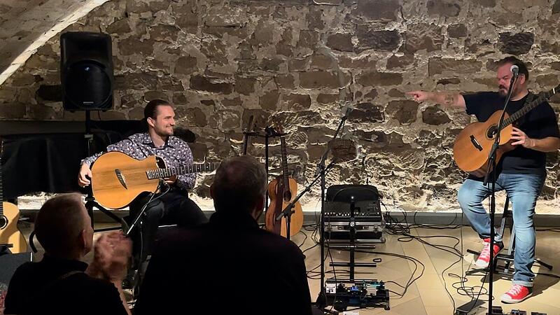 Lorenz Polifke (links) spielt zusammen mit  Don Ross im Schlossgew&ouml;lbe in H&ouml;chstadt.