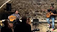 Lorenz Polifke (links) spielt zusammen mit  Don Ross im Schlossgewölbe in Höchstadt.