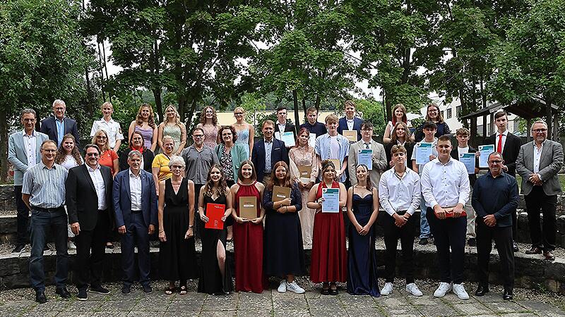 Diese Sch&uuml;lerinnen und Sch&uuml;ler erhielten f&uuml;r besondere Leistungen Pr&auml;sente. Es gratulierten Sponsoren und Schulleiter Philipp Arnold (rechts), sein Vertreter Toni Binder (Zweite Reihe links) und Zweiter B&uuml;rgermeister Harald Pascher (vorne Dritter ...