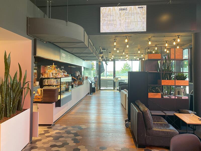 Puma-Café Outlet HerzogenaurachPuma-Café Outlet Herzogenaurach Das Puma Café in der Nähe des Outlets: Die dortigen Co-Working-Spaces können von Mitarbeitern benutzt werden, stehen aber auch allen Besuchern zur Verfügung.