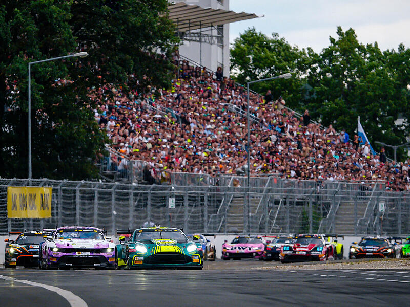 Aston-Martin-Pilot Nicki Thiim f&uuml;hrt das DTM-Feld vor einer vollen Trib&uuml;ne auf dem Norisring an. Er gewann dieses Jahr beide Rennen in N&uuml;rnberg.