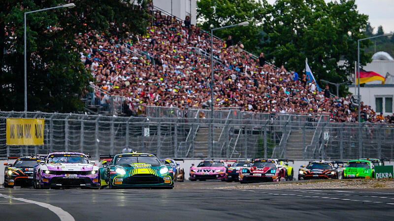 Aston-Martin-Pilot Nicki Thiim führt das DTM-Feld vor einer vollen Tribüne auf dem Norisring an. Er gewann dieses Jahr beide Rennen in Nürnberg. Aston-Martin-Pilot Nicki Thiim führt das DTM-Feld vor einer vollen Tribüne auf dem Norisring an. Er gewann dieses Jahr beide Rennen in Nürnberg.