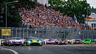 Aston-Martin-Pilot Nicki Thiim f&uuml;hrt das DTM-Feld vor einer vollen Trib&uuml;ne auf dem Norisring an. Er gewann dieses Jahr beide Rennen in N&uuml;rnberg.