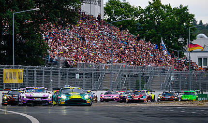 Aston-Martin-Pilot Nicki Thiim führt das DTM-Feld vor einer vollen Tribüne auf dem Norisring an. Er gewann dieses Jahr beide Rennen in Nürnberg. Aston-Martin-Pilot Nicki Thiim führt das DTM-Feld vor einer vollen Tribüne auf dem Norisring an. Er gewann dieses Jahr beide Rennen in Nürnberg.