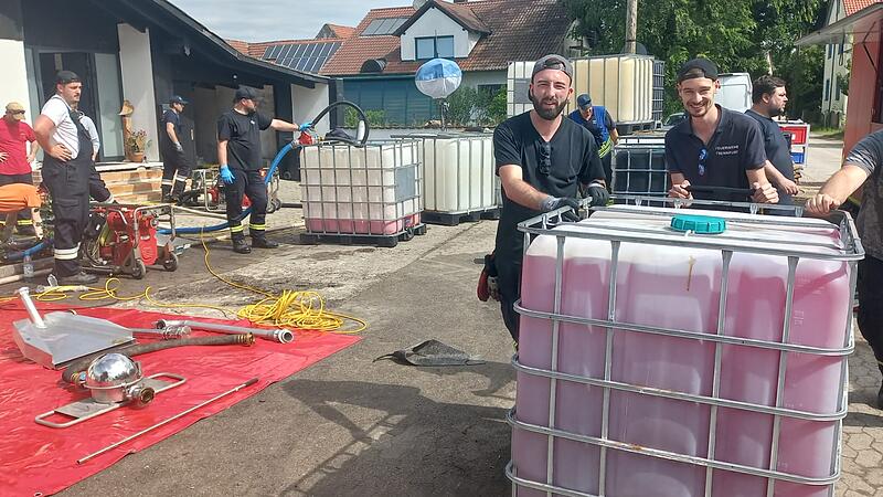 Die Feuerwehrleute packen da an, wo Hilfe notwendig ist.