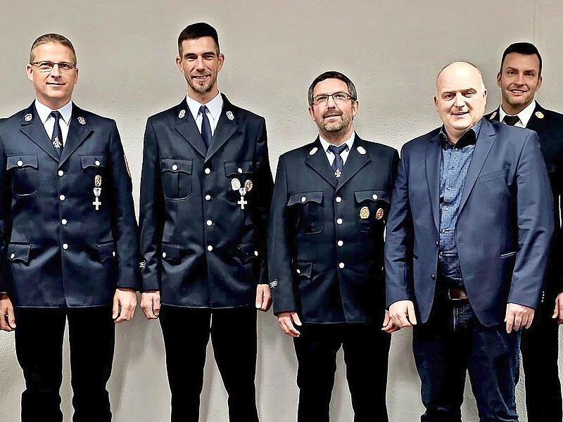 Die Mitglieder der Freiwilligen Feuerwehr Stralsbach haben ihre Kommandanten und Vorsitzenden gew&auml;hlt: (von links) 1. Vorsitzender ist Enrico Kr&ouml;ckel, 2. Vorsitzender ist Steffen Grom, 2. Kommandant Andre Schlereth, 1. Kommandant Christoph Kr&ouml;cke...