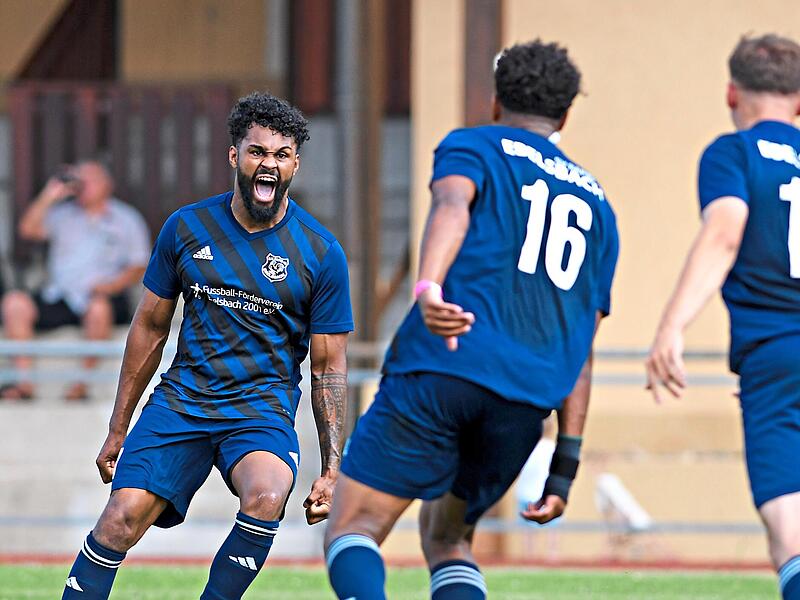 Lenny Wei&szlig; (links) vom SV Rapid Ebelsbach jubelt mit Bryan Wei&szlig; nach seinem Treffer zum 1:0.