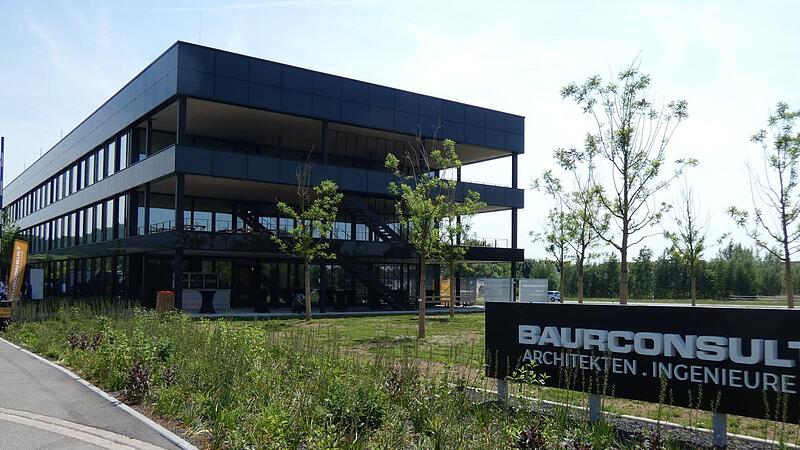 Nach eineinhalb Jahren Bauzeit wurde das neue Firmengebäude des Architektur- und Ingenieurbüros Baur Consult nun offiziell seiner Bestimmung übergeben. Nach eineinhalb Jahren Bauzeit wurde das neue Firmengebäude des Architektur- und Ingenieurbüros Baur Consult nun offiziell seiner Bestimmung übergeben.