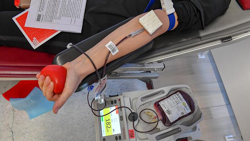 Die Blutkonserven am Klinikum Forchheim-Fr&auml;nkische Schweiz werden knapp. Klinikum und BRK rufen deshalb dringend zur Blutspende auf.Forchheim & Fr&auml;nkische Schweiz