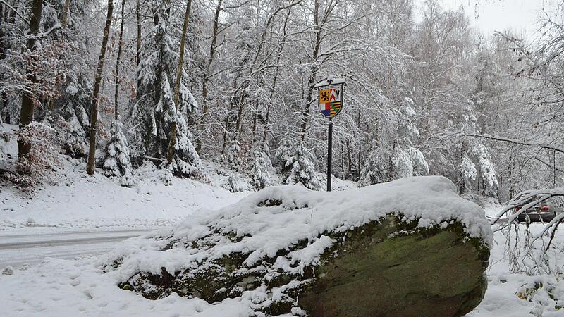 Der Krumme Stein liegt auf der Grenze zu Th&uuml;ringen.