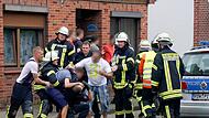 Eine steigende Zahl von Feuerwehrleuten und Rettungssanit&auml;tern wird w&auml;hrend des Einsatzes angegriffen oder beleidigt. Im Bild behindern M&auml;nner in Bremerv&ouml;rde (Niedersachsen) nach einem t&ouml;dlichen Unfall die Arbeit der Rettungskr&auml;fte.
