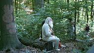Er sitzt auf dem Baumstamm, als wäre er hier gewachsen. Tatsächlich fühlt sich Herman de Vries als Teil der Natur, die er liebevoll und andächtig betrachtet.