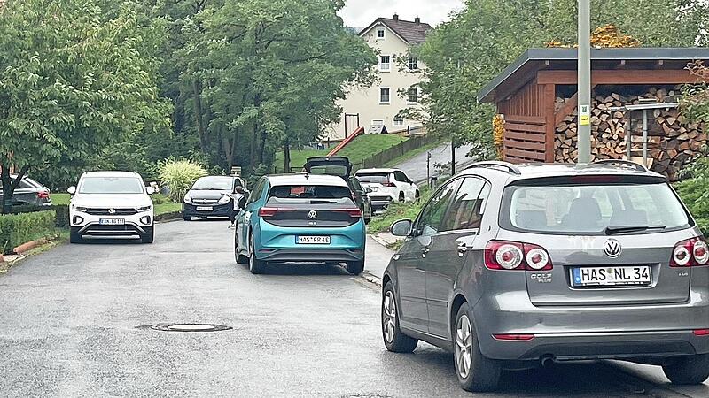 Hier sieht man das Parken in der Brunnwiese. Eine Zufahrt für Einsatzfahrzeuge ist kaum mehr möglich. Hier sieht man das Parken in der Brunnwiese. Eine Zufahrt für Einsatzfahrzeuge ist kaum mehr möglich.