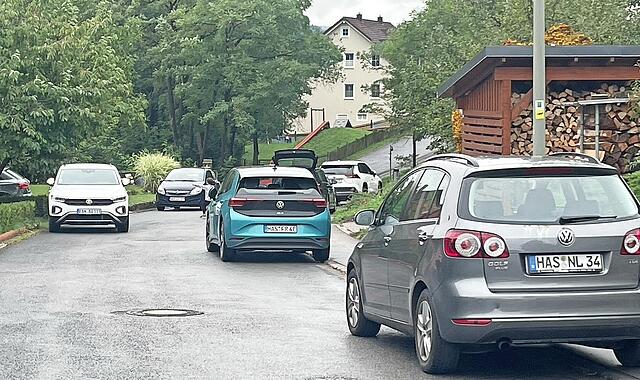 Hier sieht man das Parken in der Brunnwiese. Eine Zufahrt für Einsatzfahrzeuge ist kaum mehr möglich.