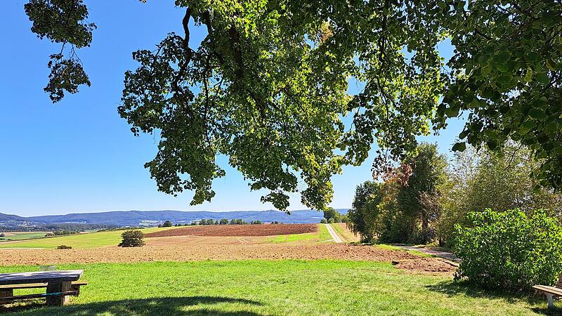 Ein wunderschöner Ort mit  herrlichem Rundumumblick liegt oberhalb von Windischletten bei Scheßlitz, doch ein Streit ums dortige Feldkreuz entzweit den Ort.