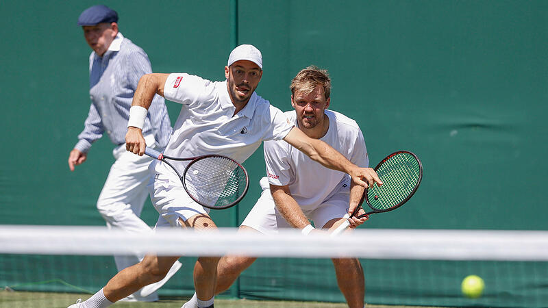 Tim P&uuml;tz (links) und Kevin Krawietz, hier in Wimbledon, haben das Viertelfinale von Halle erreicht.