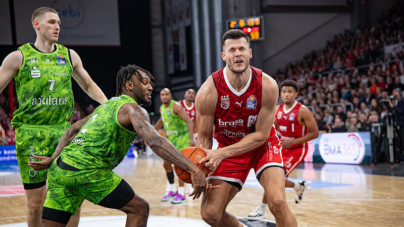 Eine schmerzvolle Niederlage einstecken mussten zuletzt sowohl die Bamberg Baskets um Filip Stanic (rechts) als auch die Niners Chemnitz mit Jonas Richter (links) und Jeff Garrett.