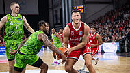 Eine schmerzvolle Niederlage einstecken mussten zuletzt sowohl die Bamberg Baskets um Filip Stanic (rechts) als auch die Niners Chemnitz mit Jonas Richter (links) und Jeff Garrett.