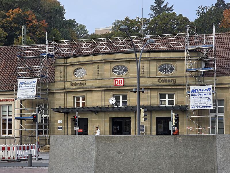 Die Gerüste an der Fassade des Coburger Bahnhofs hängen auch mit den Deckensanierungen im Inneren zusammen.