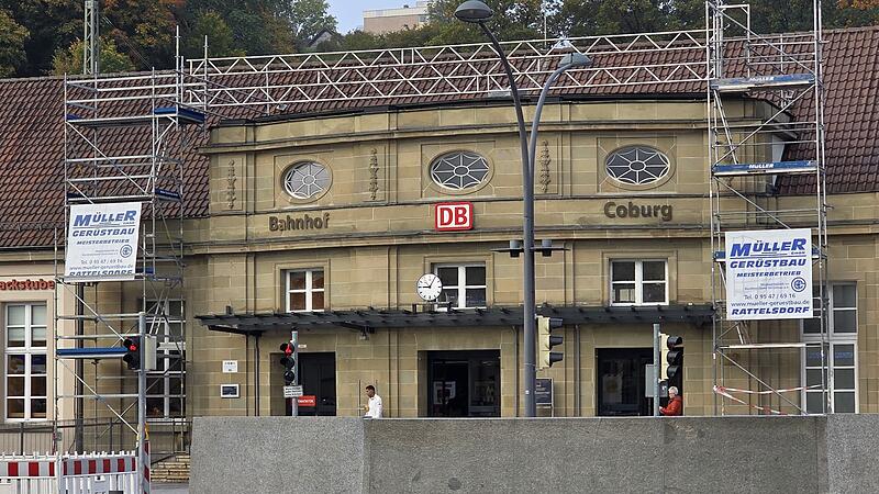 Die Ger&uuml;ste an der Fassade des Coburger Bahnhofs h&auml;ngen auch mit den Deckensanierungen im Inneren zusammen.