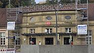 Die Gerüste an der Fassade des Coburger Bahnhofs hängen auch mit den Deckensanierungen im Inneren zusammen.