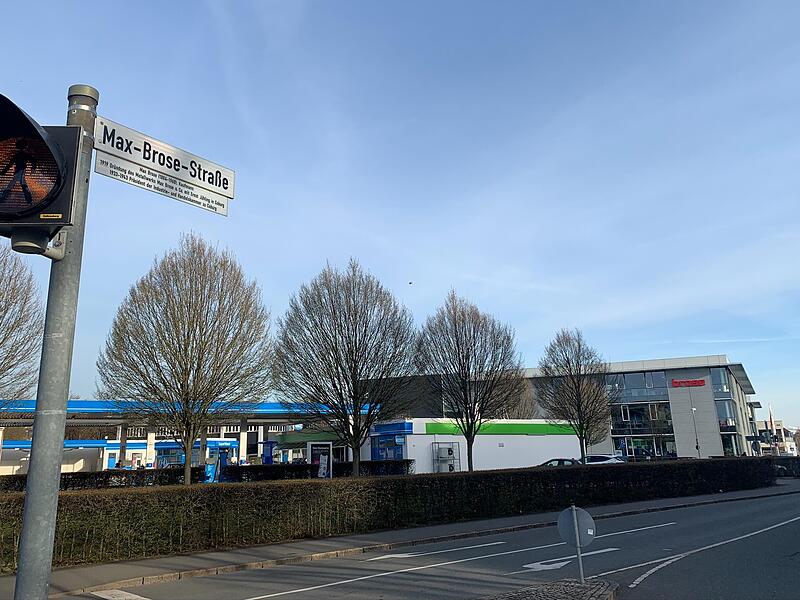 Um diesen Abschnitt der Max-Brose-Straße geht’s: Bei Google Maps heißt der kurze Abschnitt zwischen Bamberger Straße und Ernst-Faber-Straße plötzlich Oskar-Schindler-Straße. Um diesen Abschnitt der Max-Brose-Straße geht’s: Bei Google Maps heißt der kurze Abschnitt zwischen Bamberger Straße und Ernst-Faber-Straße plötzlich Oskar-Schindler-Straße.