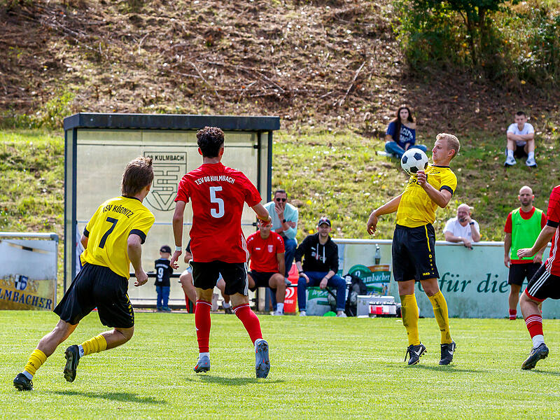 Der Ködnitzer Torschütze zum 0:1, Niklas Riediger, nimmt den Ball gekonnt mit der Brust an. Die „Nullachter“ Rifat Paquarizi (links) und Marcel Garzke beobachten die Szene mit Abstand.