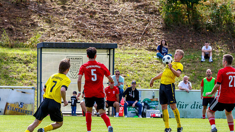 Der Ködnitzer Torschütze zum 0:1, Niklas Riediger, nimmt den Ball gekonnt mit der Brust an. Die „Nullachter“ Rifat Paquarizi (links) und Marcel Garzke beobachten die Szene mit Abstand.