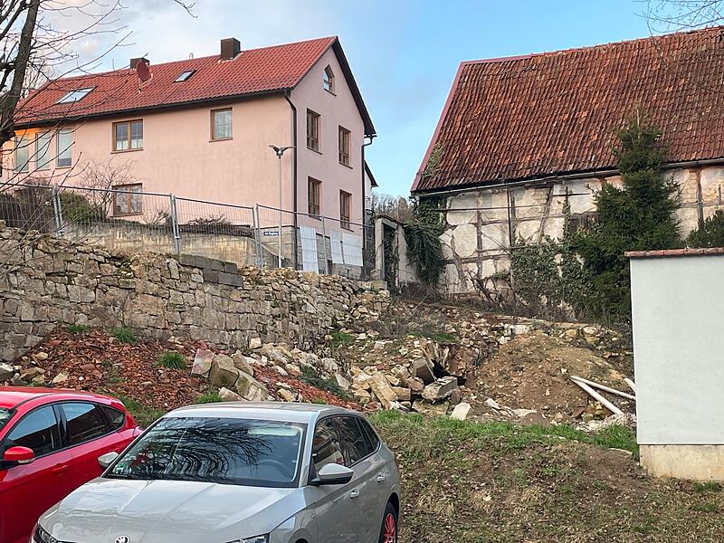 Der Parkplatz am Ra&szlig;thaler Weg in Ramsthal soll mit sieben Stellpl&auml;tzen und einer St&uuml;tzmauer neu gestaltet werden &ndash; der Gemeinderat stimmte der Planung zu.