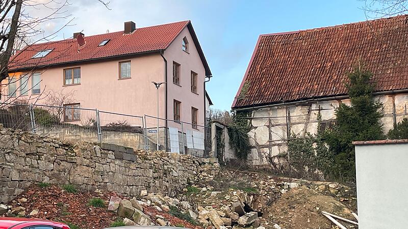 Der Parkplatz am Ra&szlig;thaler Weg in Ramsthal soll mit sieben Stellpl&auml;tzen und einer St&uuml;tzmauer neu gestaltet werden &ndash; der Gemeinderat stimmte der Planung zu.