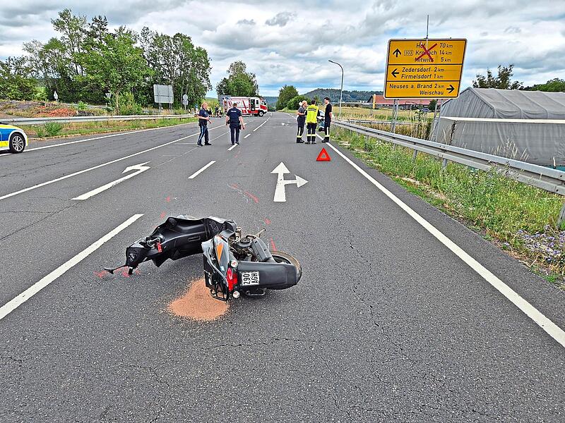 Der Roller wurde etliche Meter weit weggeschleudert. Der Roller wurde etliche Meter weit weggeschleudert.